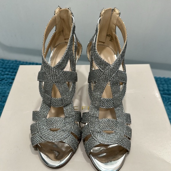 Heels - Picture 2 of 3